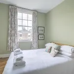 Bright Family Home In Angel With Patio