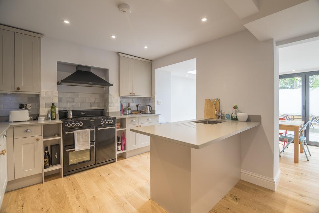 Bright Family In Angel With Patio * Londra